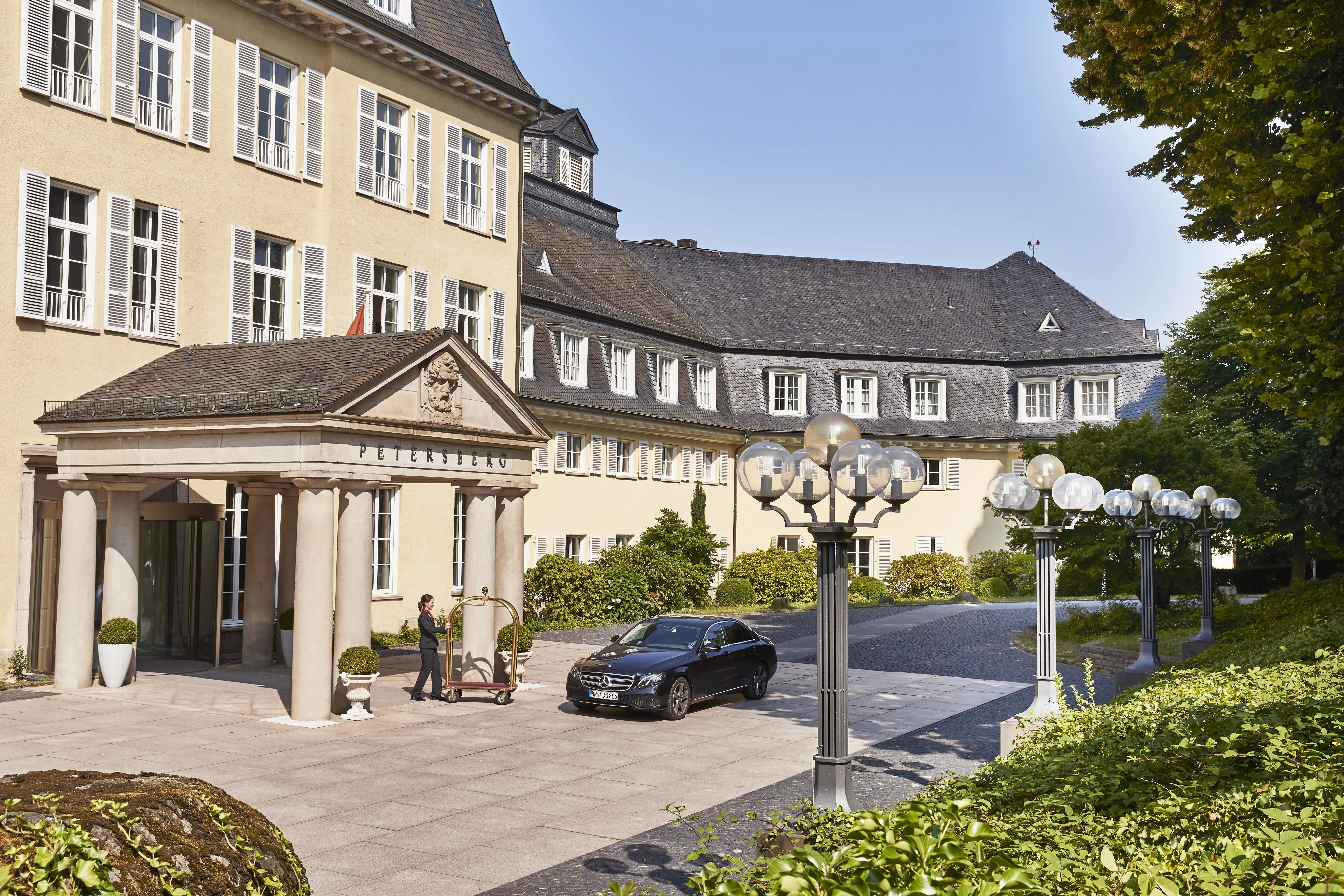 Petersberg Hotel mit Mercedes davor