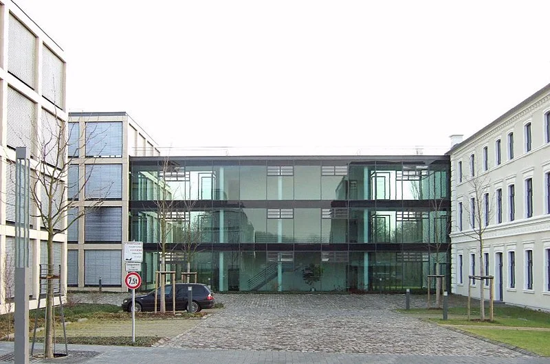 Bonn-Oberkassel_Konrad-Zuse-Platz_1–3_Bürogebäude_Direktorenvilla.jpg