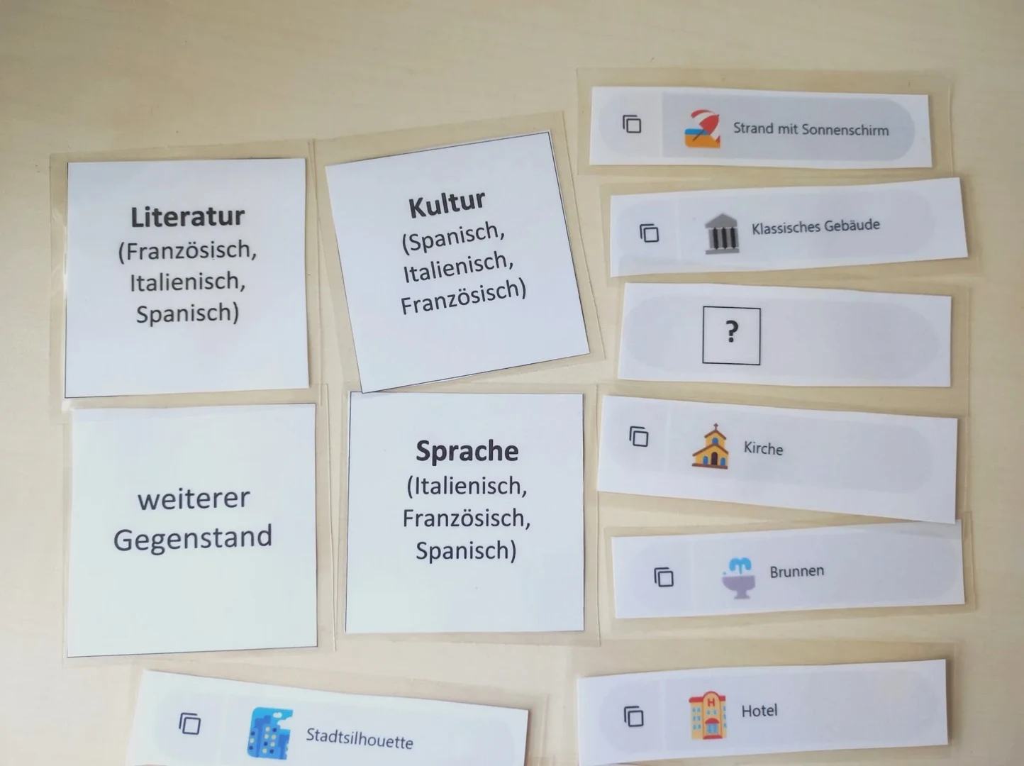 Eine Wissenschaftlerin und ein Wissenschaftler arbeiten hinter einer Glasfassade und mischen Chemikalien mit Großgeräten.