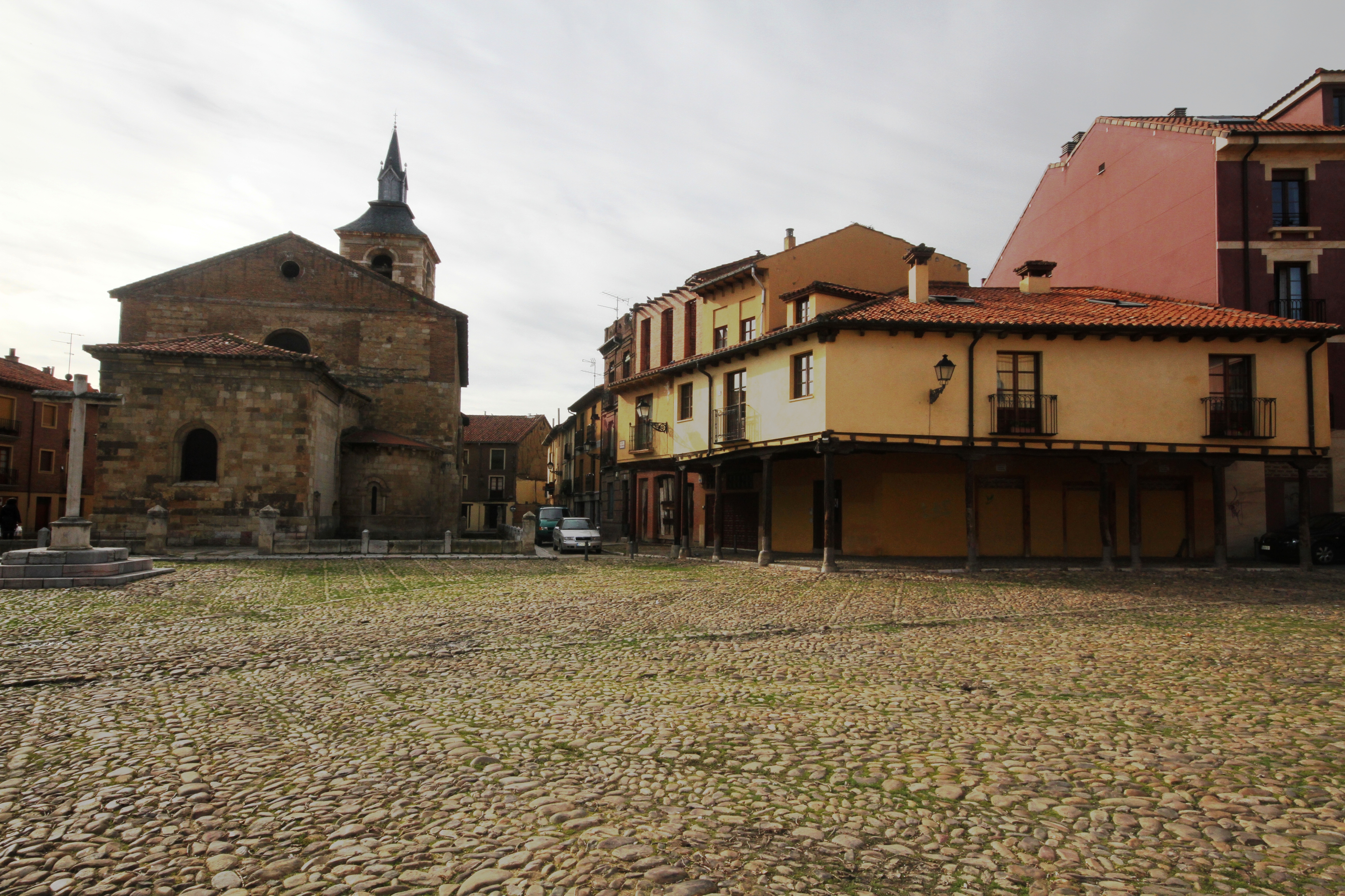 León_-_Plaza_de_Santa_Maria_del_Camino_(3).JPG