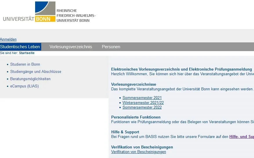 Eine Wissenschaftlerin und ein Wissenschaftler arbeiten hinter einer Glasfassade und mischen Chemikalien mit Großgeräten.