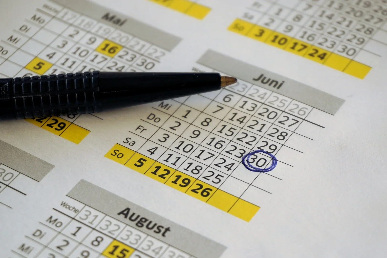Studienkalender WS 21/22 Eine Wissenschaftlerin und ein Wissenschaftler arbeiten hinter einer Glasfassade und mischen Chemikalien mit Großgeräten.
