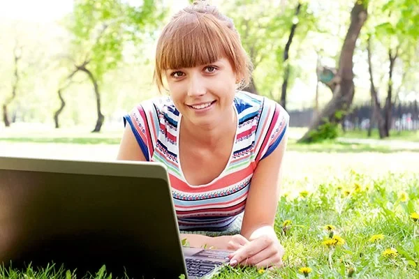 Eine Wissenschaftlerin und ein Wissenschaftler arbeiten hinter einer Glasfassade und mischen Chemikalien mit Großgeräten.